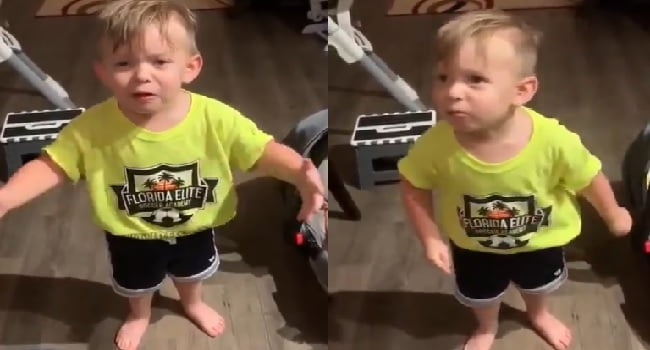 طفل يعبر عن غضبه بسبب والدته