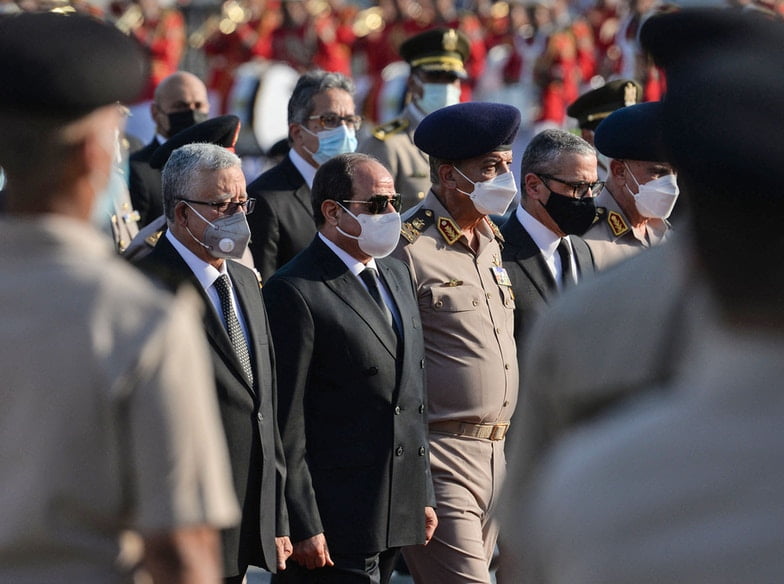 الرئيس المصري "السيسي" يتقدم الجنازة العسكرية لجيهان السادات