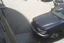 امرأة تدمر محلا بسيارتها خلال تدريبها على القيادة.. فيديو