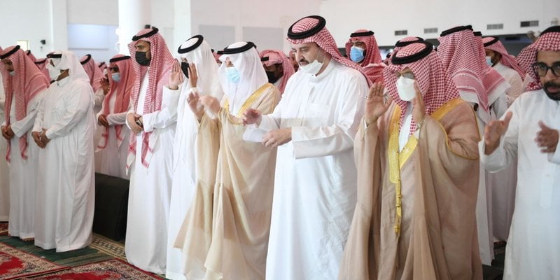 أمير المنطقة الشرقية يؤدي الصلاة على والدة الأمير عبد العزيز بن عبدالرحمن