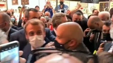 بالفيديو .. رشق الرئيس الفرنسي "إيمانويل ماكرون" بالبيض في ليون