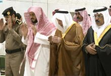 أمير #مكة "الفيصل" يؤدي صلاة الميت على الأمير عبدالكريم بن سعود