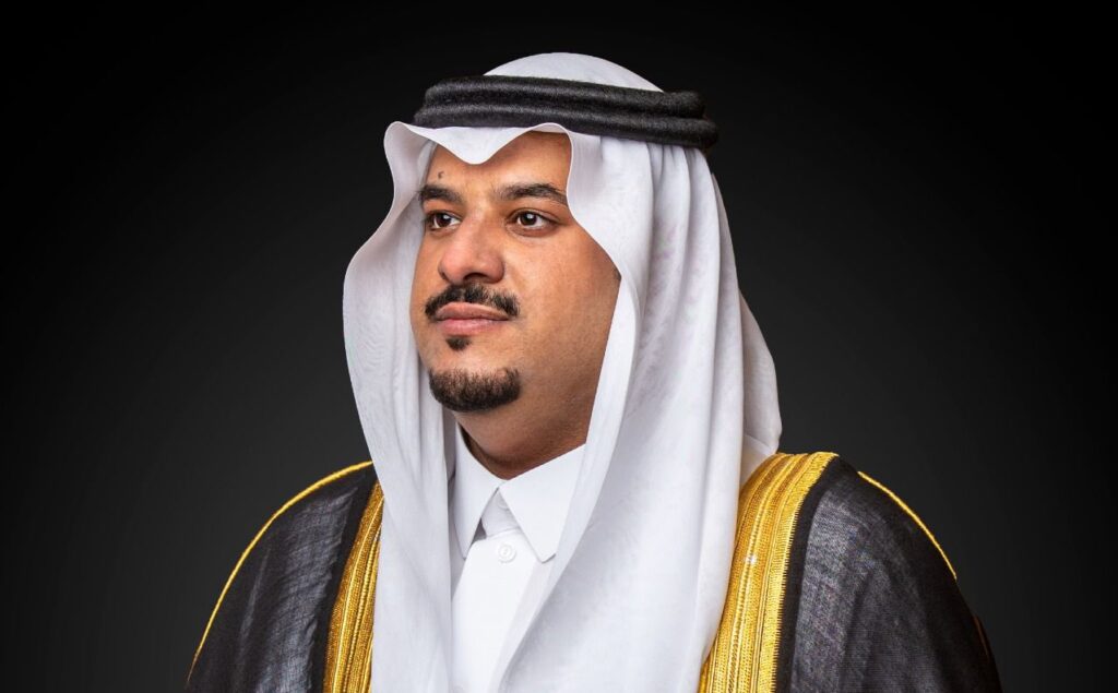 نائب أمير منطقة #الرياض يقدِّمُ العزاءَ لأسرة آل عتيق
