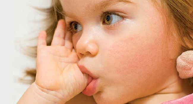 4 طرق لمنع طفلك من وضع إصبعه في فمه.. بلاش توبخيه