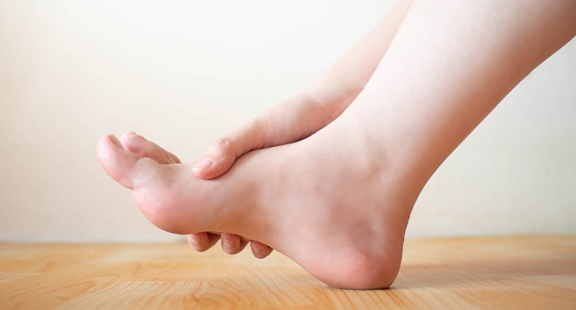 أسباب شائعة لتنميل أصابع القدم.. منها نقص فيتامين بـ12